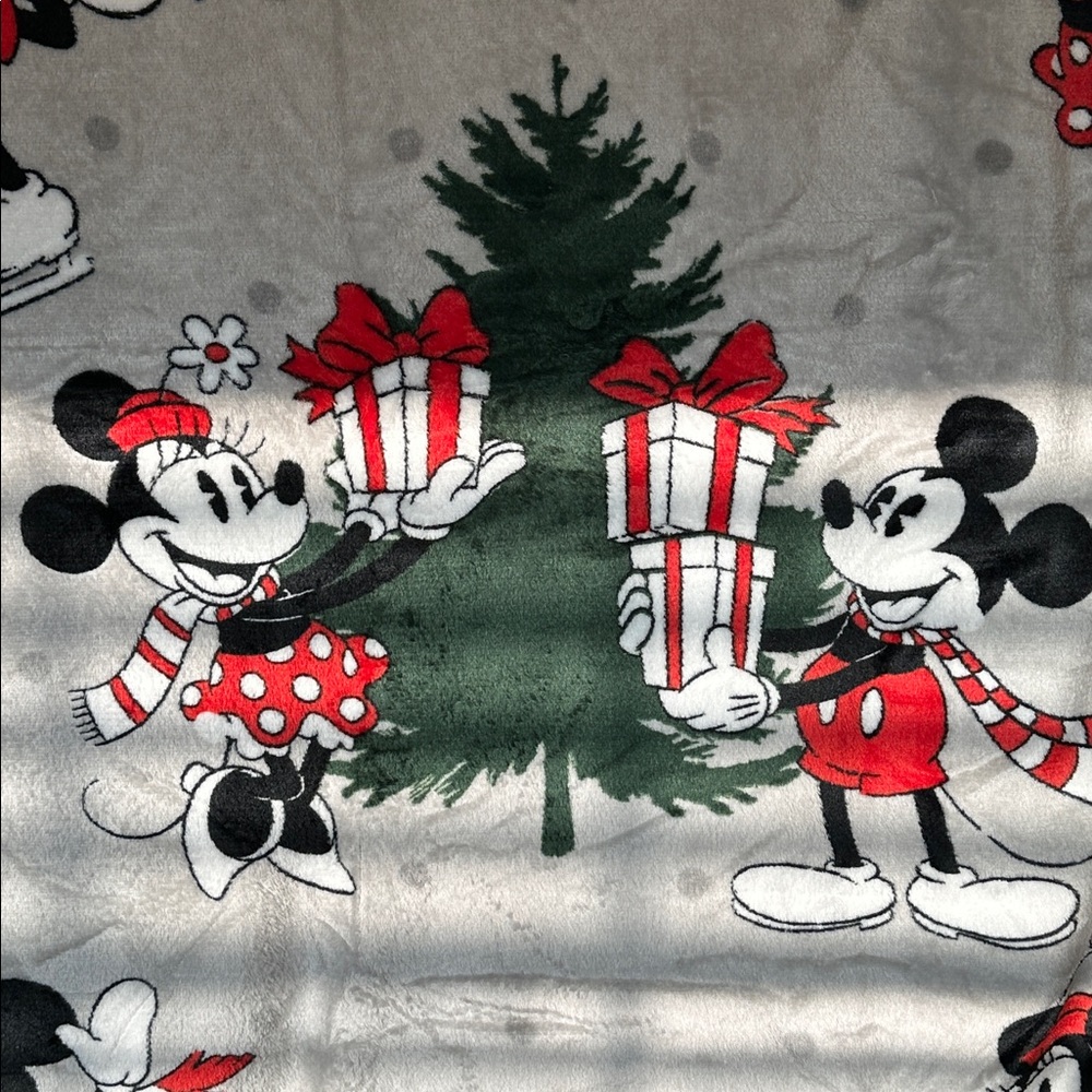Disney Festive Children’s Mickey and Minnie Gray Blanket Set. - Picture 2 of 11